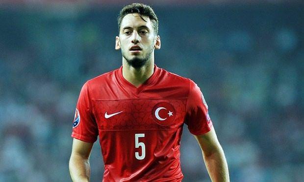 <p>Hakan Çalhanoğlu: "Gökhan kardeşim, mesajını aldım. Vatanımız için, milletimiz için, büyük Türkiyemiz için ben de varım"</p>
