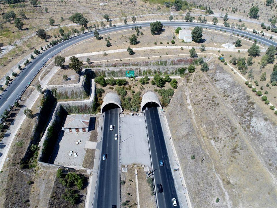 <p>Bayraklı tünellerinin uzunluğu ise gidiş geliş olmak üzere biri bin 860 diğeri 360 metre.</p>