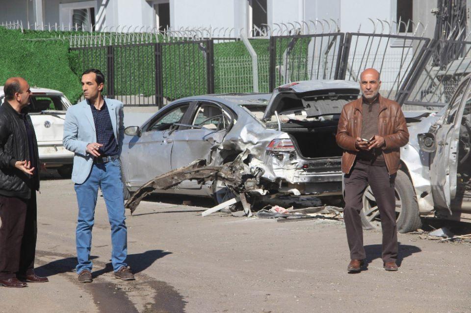 <p>Bombalı saldırının meydana geldiği yerde 1 metre derinliğinde çukur oluşurken, çevrede park halinde bulunan tüm araçlarda maddi hasar oluştu. </p>