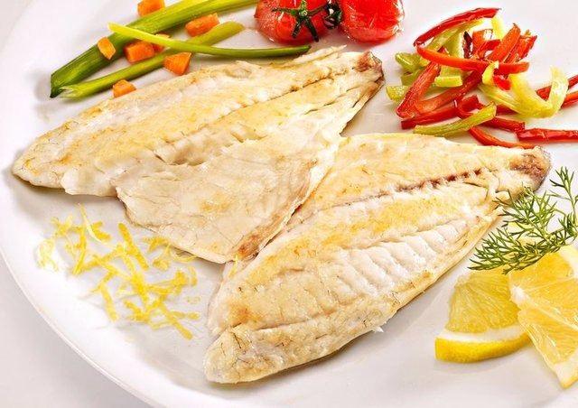 <p>2- Kalp-damar hastalıklarına fren: Yeterli balık tüketimiyle alınan omega 3 yağ asitleri, kötü kolesterol LDL'yi düşürüp, iyi huylu kolesterol HDL'yi artırmaktadır. </p>
