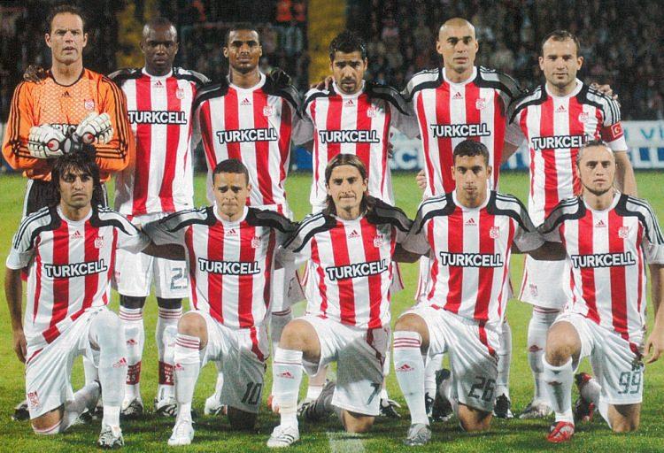 <p>SİVASSPOR 2008-2009</p>

<p>Soldan sağa</p>

<p>Ayaktakiler: Michael Petkovic, Mamadou Diallo, Kanfory Sylla, Murat Sözgelmez, Fabio Bilica, Mehmet Yıldız.</p>

<p>Oturanlar: Hayrettin Yerlikaya, Sergio Oliveira, Musa Aydın, Sezer Badur, Faruk Bayar.</p>
