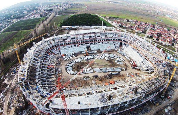 <p><strong>Eskişehir Stadı (33 bin seyirci kapasiteli) –</strong> Yapımı %45 seviyesinde devam ediyor.</p>
