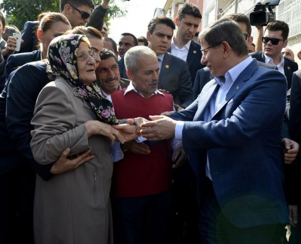 <p>Başbakan Ahmet Davutoğlu, 4. sınıfa kadar öğrenim gördüğü Fatih Zeyrek'teki Hacı Süleyman Bey İlkokulunu ziyaret etti. Davutoğlu, ziyareti sırasında karşılaştığı sınıf arkadaşı Yusuf Makaracı (kırmızı kazaklı) bir süre sohbet etti.</p>
