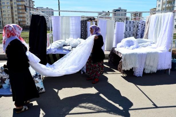 <p>Bağlar Belediyesince Bağcılar Mahallesinde kadınların &ccedil;alışması i&ccedil;in kurulan, sebze ve meyvenin yanı sıra el işi &uuml;r&uuml;nlerinin de satıldığı pazara erkekler sadece alışveriş yapmak amacıyla girebiliyor.</p>

<p>&nbsp;</p>
