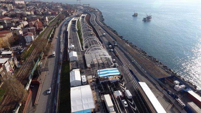 <p>İki yaka arasında ulaşımı 15 dakikaya indirecek tünel ilk etapta saat 07.00 ile 21.00 saatleri arasında hizmet verecek. Göztepe- Kazlıçeşme arasında hizmet verecek proje, 2’şer şeritli ve iki katlı tünelden oluşuyor.</p>
<p> </p>