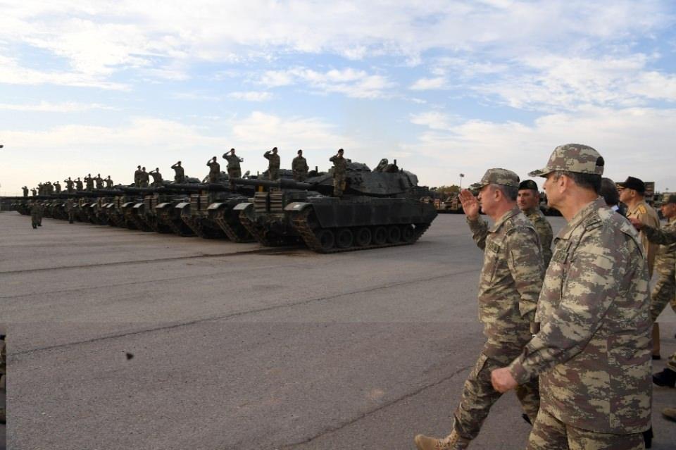 <p>Genelkurmay Başkanı Orgeneral Hulusi Akar Kara, Deniz ve Hava Kuvvetleri Komutanları ile birlikte Silopi ve Şırnak'ta konuşlu olan birliklerde ziyaret ve denetlemelerde bulunarak teröristle mücadele harekâtı, hudut güvenliği ve kaçakçılıkla mücadele faaliyetlerinin sevk ve idaresini yerinde inceledi.</p>
<p> </p>