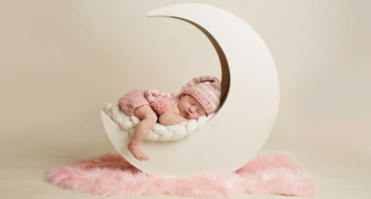 <p>Gecenin bir vakti uykusu bölünen bebeklerin daha uzun soluklu uyuyabilmeleri için bazı önemli tavsiyeleri sizler ve bebeğiniz için derledik.</p>
