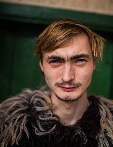 <p>Mohacs, Macaristan'da yapılan Buso Festivalleri sırasında erkekler koyun derisinden yapılan &ouml;zel bir kıyafet giyiyorlar. Başlarına ise el yapımı ahşap maskeler takıyorlar.Sadece kendi evlerinde maskelerini &ccedil;ıkarmalarına izin var başka hi&ccedil;bir yerde maskesiz dolaşamıyorlar. Zsolt Repasy</p>
