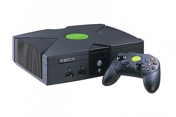 <p><strong>2001: Original Xbox</strong><br />
Microsoft'un ilk oyun konsolu olan Xbox, şirketin Sega ile işbirliğinden doğan bir üründü.</p>
