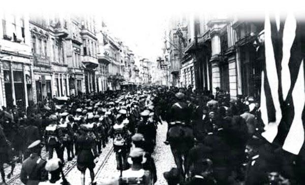 <p>Beyoğlu’nda işgalci İngiliz birliklerinin yürüyüşü. (1920)</p>

<p> </p>
