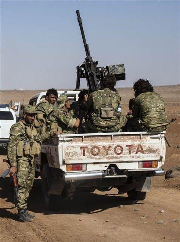 <p>AKŞAM SAATLERİNDE BULUŞTULAR</p>

<p>Fırat Kalkanı harekâtında Türkiye'nin desteğiyle ilerleyen Özgür Suriye Ordusu (ÖSO) güçleri, Cerablus'la Azez arasındaki tüm hattı ele geçirirken, akşam saatlerinde iki yakanın buluşması gerçekleşti.</p>
