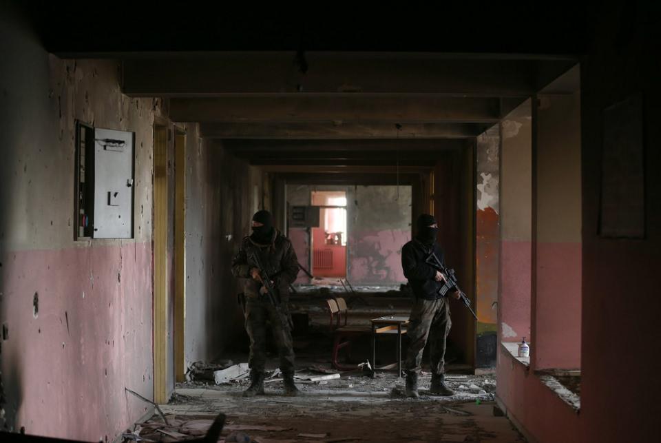 <p>Silopi'de bölücü terör örgütü üyelerinin yakalanması, teröristlerce patlayıcılarla tuzaklanmış olarak kurulan barikat ve hendeklerin bertaraf edilmesi, vatandaşların can ve mal güvenliğinin sağlanması amacıyla uygulanmaya konulan sokağa çıkma yasağının Salı gününden itibaren her gün 05.00-18.00 saatlerinde kaldırılmasıyla teröristlerin ilçeye verdiği zarar daha da gün yüzüne çıktı.</p>

<p> </p>
