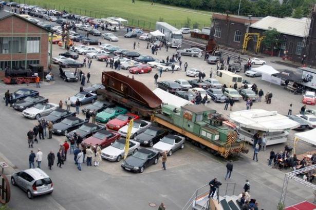 <p>Mercedes severler Almanya'nın Hattingen kentinde buluştu. Mercedes kulübü tarafından her sene düzenlenen etkinlik kapsamında Mercedes klasikleri ve son model Mercedes'ler bir araya geldi. İşte o otomobiller....</p>
<p> </p>