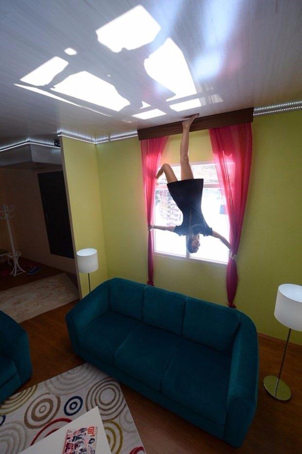 <p>Yaklaşık 85 metrekare alana sahip, normal bir evin iki katı maliyetle yapılan evde, giriş kapısından mutfak mobilyalarına, beyaz eşyalardan tuvalet ve banyo dolaplarına, yatak odasından oturma gruplarına kadar her şey taban yerine tavanda duruyor.</p>
<p> </p>