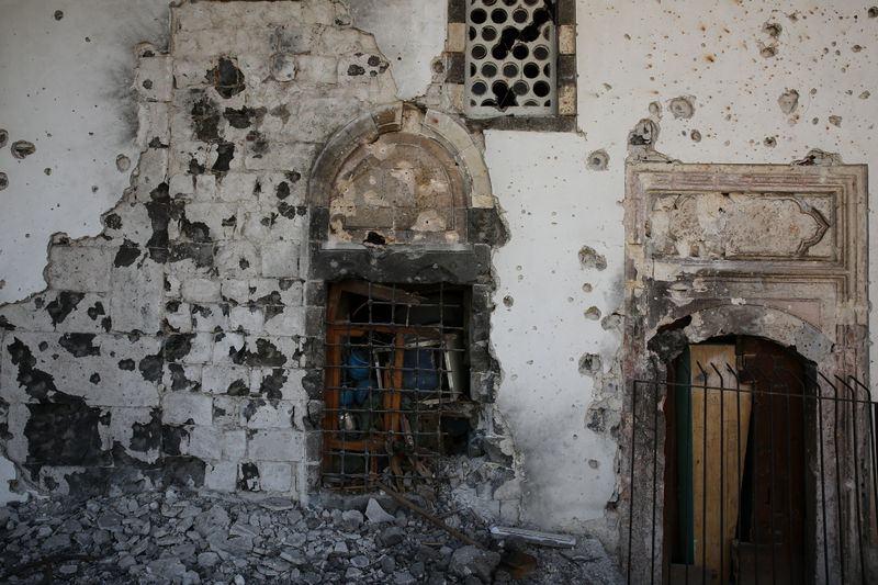 <p>1516-1521 yıllarında dönemin Diyarbakır Valisi Bıyıklı Mehmet Paşa tarafından yaptırılan ve kubbelerinin kurşunla kaplı olması nedeniyle 'Kurşunlu' diye de anılan caminin dış duvarlarında uzun namlulu silahlarla gerçekleştirilen saldırıların izleri dikkati çekti. </p>
<p> </p>
