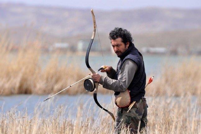 <p>Sivas Göktürk Okçuluk Derneği Başkanı Beysun, geleneksel Türk yayı kullanarak, yöredeki göl ve nehirlerde okla balık avlıyor. </p>