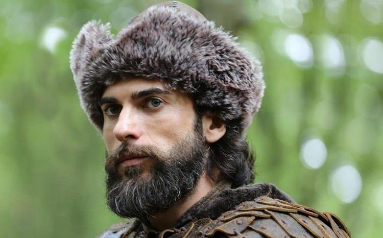 <p>Turgut Alp'in sevdiği kızın ölmesiyle zor zamanlar geçirmesi aynı Volkan Demirel'in çok sevdiği Fenerbahçe'den ayrılık haberleri milli kaleciyi zor zamanlar geçirmesine neden olmuştu.</p>
<p> </p>
