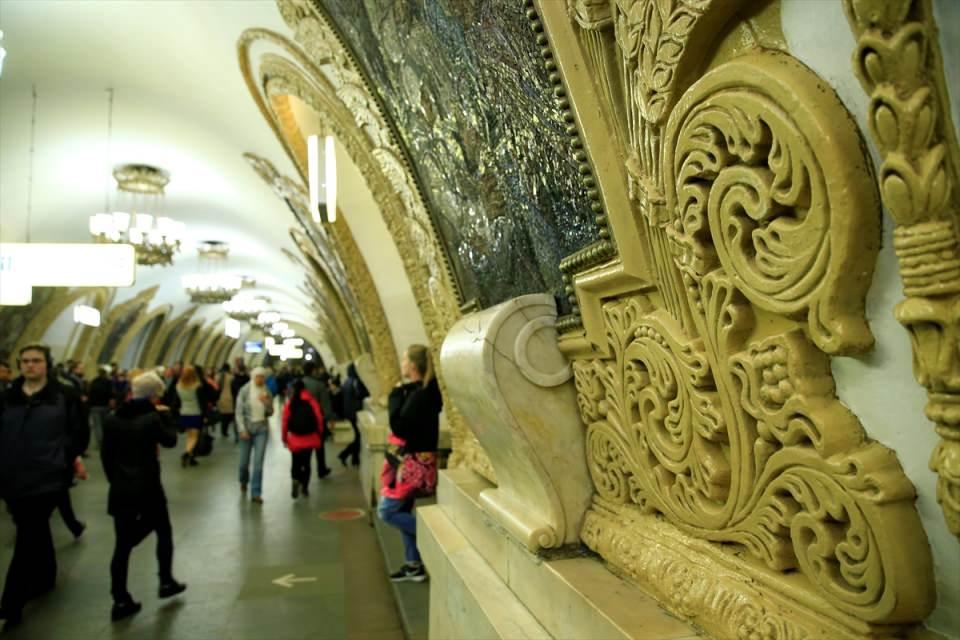 <p>Josef Stalin'in 1931'de inşaasını başlattığı ve devrin kom&uuml;nist iş&ccedil;ileri ile komsomol denilen gen&ccedil;lik kolları tarafından yapılan Moskova Metrosu (Birinci Halka) New York, Paris veya Londra metroları ile karşılaştırıldığında i&ccedil; mimari ve dekorasyon bakımından g&ouml;rselliği ile &ouml;n plana &ccedil;ıkıyor.&nbsp;</p>

