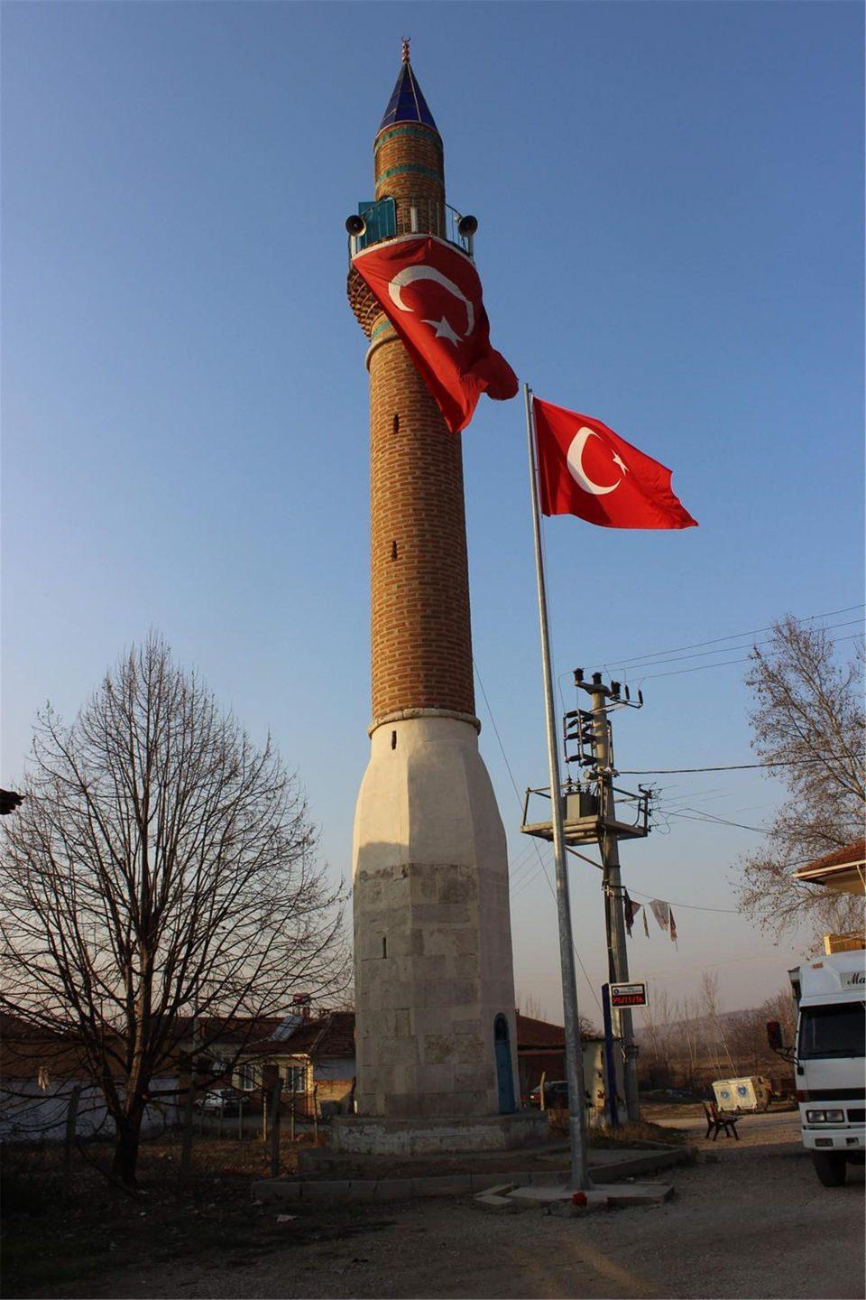 <p>Bursa’nın İnegöl ilçesinde camisiz minare görenleri şaşırtıyor.</p>

<p> </p>
