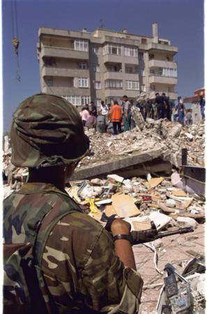 <p>    TBMM Deprem Riskinin Araştırılarak Deprem Yönetiminde Alınması  Gereken Önlemlerin Belirlenmesi Amacıyla Kurulan Meclis Araştırması  Komisyonunun Temmuz 2010 tarihli raporuna göre, depremde 17 bin 480 kişi  hayatını kaybetti, 43 bin 953 kişi yaralandı.</p>

<p> </p>
