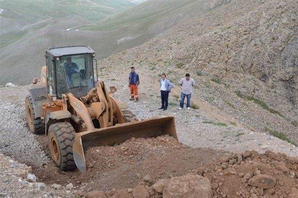 <div>BERN sözleşmesi ile koruma altında bulunan, dünyanın ötmeyen tek kurbağa türü olan Toros Kurbağası’nın (Rana Holtzi) yaşadığı Bolkar Dağları’ndaki Karagöl’e, bir grup arazi tipi araç ve motosikletlerle girince, yol Kaymakamlık tarafından kapatıldı. Kaymakam Ferhat Atar, göl çevresinde denetimlerin artacağını söyledi.</div>

<div> </div>
