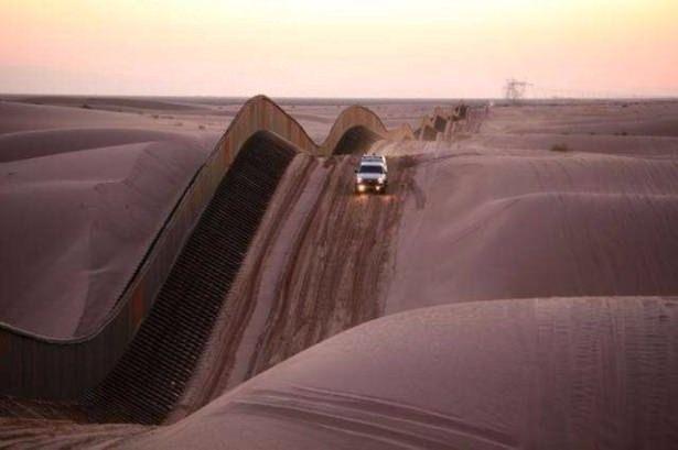 <p>Güney kaliforniya'da kum tepesindeki çit</p>
<p> </p>