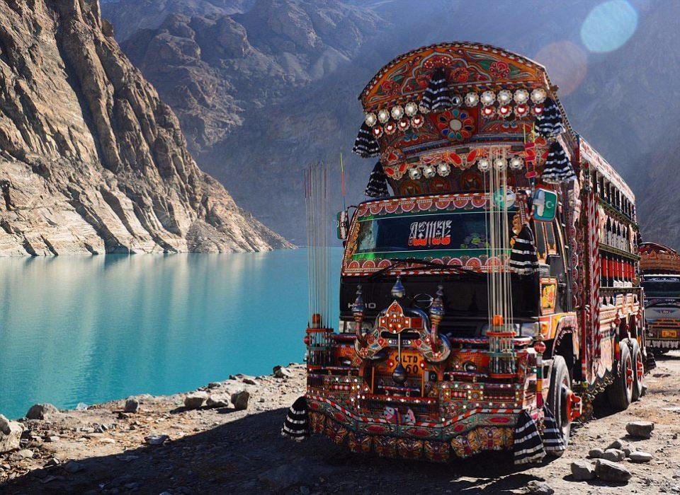 <p>Pakistan denince akla gelenlerden biri rengarenk kamyonlar.</p>

<p> </p>
