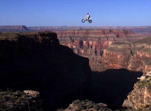 <p>Motor sporlarının gözüpek yarışçısı Robbie Knievel, motoruyla kendi rekorunu kırarak Arizona Büyük Kanyon'da 60 metre genişliğindeki uçurumdan atladı.</p>
<p> </p>