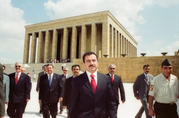 <p>28 Temmuz 2003'te BBP Genel Başkanı Yazıcıoğlu başkanlığında Başkanlık Divan Üyeleri Anıtkabir'de</p>
