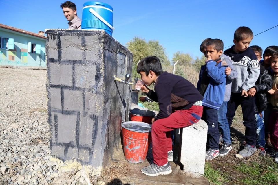 <p>Kapaklıpınar Köyü İlkokulunun hem öğretmeni hem de müdürü olan Gümüş, okulun onarılması amacıyla "Kapaklıpınar İlkokulu Gülsün Projesi"ni hayata geçirdi.</p>
<p> </p>