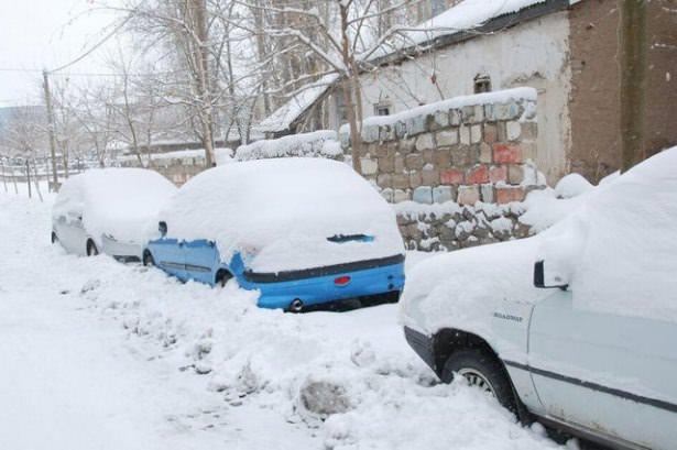 <p>Öte yandan Hakkari'de her 127 kişiden, Ağrı'da her 56 kişiden, Muş'ta her 52,2 kişiden, Siirt'te de her 50 kişiden biri otomobil sahibi. Bitlis, Bingöl, Van da otomobilin az olduğu şehirler.</p>
<p> </p>