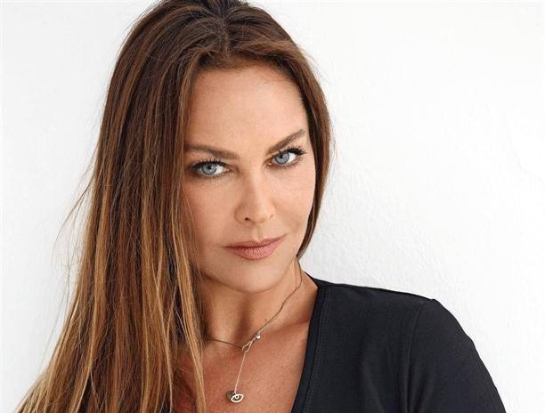 <p><strong>HÜLYA AVŞAR</strong></p>
