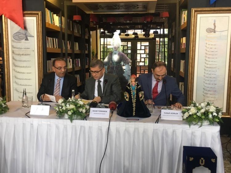 <p>Üsküdar’ın Osmanlı döneminde kadın sultanların merkezi konumunda olduğunu söyleyen Proje tasarımcısı Marmara Üniversitesi Sanat Tarihi Yardımcı Doçent Doktor Selman Can, o dönemde sultanların kıyafetlerinde kullanılan kumaşların hepsinin Üsküdar’da dokunduğunu ekledi.</p>
