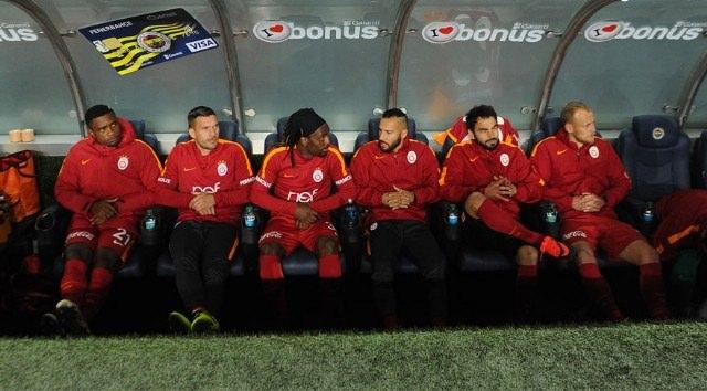 <p>Kaptan ve Ayhan Akman kapısı açık olan doping odasına girerken, içerdeki görevlileri de “Siz çıkın, bizim biraz işimiz var” diyerek dışarı gönderdi.</p>