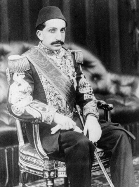 <p><strong>Sultan II. Abdülhamid Han</strong><br />
Tarih değil, hatalar tekerrür ediyor!</p>
