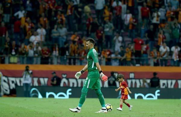 <p>Dedem babama Metin Oktay'ı anlatmış, babam bana Hagi'yi anlattı, ben de çocuklarıma seni anlatacağım. </p>
