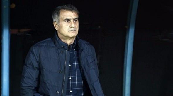 <p><strong>BEŞİKTAŞ'TA OLSA PARAMPARÇA EDERLER</strong></p>
<p>
<div> </div>
</p>
<div>Galatasaray'ın oynadığı oyunla Beşiktaş'ın ki aynı değil ki. Belki de Beşiktaş'ın Fenerbahçe'yi yenicem diyerek oyuna başlaması avantajı olacak. Bir kere çok ciddi bir teknik direktör farkı var ortadı. Galatasaray'da olanlar Beşiktaş'ta olsa paramparça ederler o yönetimi. </div>