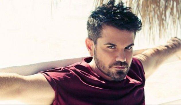 <p>L.A. Musicians Institute'da yüksek öğrenimine başladı. Daha sonra yüksek öğrenimine Türkiye'de Bilgi Üniversitesi'nde devam etti</p>
