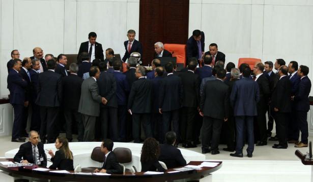 <p>TBMM Genel Kurulu, Irak ve Suriye tezkeresini görüşmek üzere olağanüstü toplandı. Toplantıda, TBMM Başkanvekili Koray Aydın'ın usul tartışmasına ilişkin oylama istemesi üzerine, Partilerin Grup Başkanvekilleri itirazda bulundu ve gergin anlar yaşandı.</p>