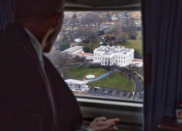 <p>Beyaz Saray eski resmi fotoğrafçısı Pete Souza, Instagram hesabından Barack Obama'nın helikopter penceresinden Beyaz Saray'a bakan fotoğrafını paylaştı.</p>

<p> </p>
