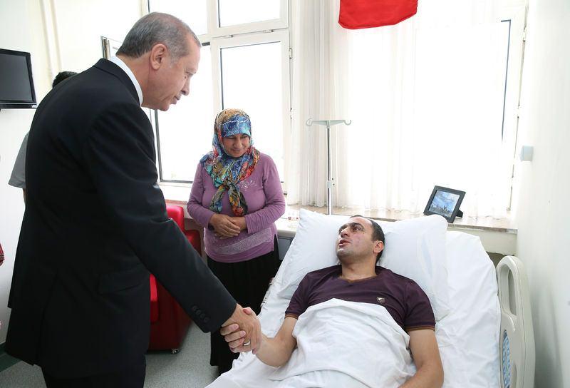 <p>Erdoğan, üşüyen bir çocuğun elini ısıtmaya çalışan fotoğrafıyla basına yansıyan ve daha sonra teröristlerin saldırısında sol gözünden yaralanan Binbaşı Necmettin Tetik’i GATA’da ziyaret etti</p>
