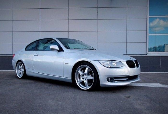 <p>Eski bir model BMW 3 seri otomobili bir kaç değişiklik ile öyle bir hale getirdiler ki son halini görünce şaşkınlığınızı gizleyemeyeceksiniz.</p>