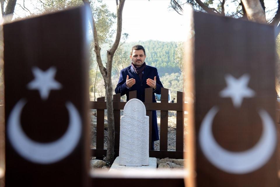 <p>Çevresi ahşap çitlerle çevrilen şehit mezarı, yanına kime ait olduğunu anlatan bir tabela konularak, bölgeye gelenlerin ziyaretine açıldı.</p>
