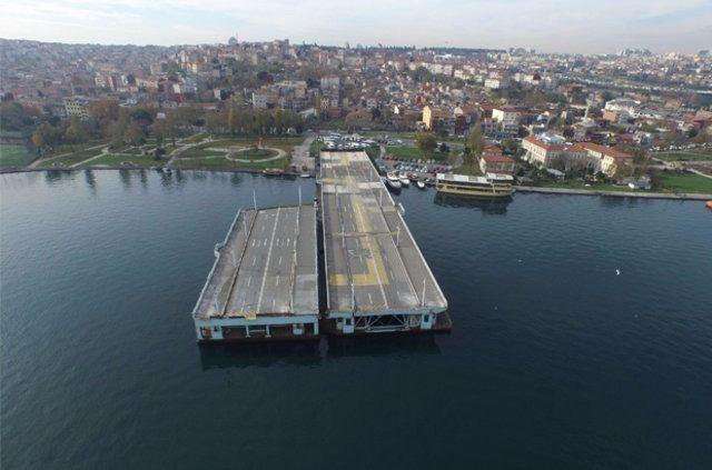 <p><strong>VEDA ETTİ</strong><br />
Bu açıklamanın üzerinden 4 yıl geçmesinin ardından o tarihten bu yana orta bölümünde bulunan üç duba sökülüp gerideki dubalara bağlı bir şekilde bekleyen Galata Köprüsü, Haliç'e veda etti.</p>
