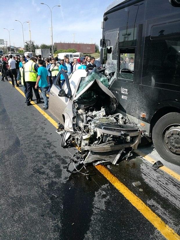 <p>Metrobüs yolunun Sefaköy ile Yenibosna durağı arasında kaza meydana geldi.</p>

<p> </p>
