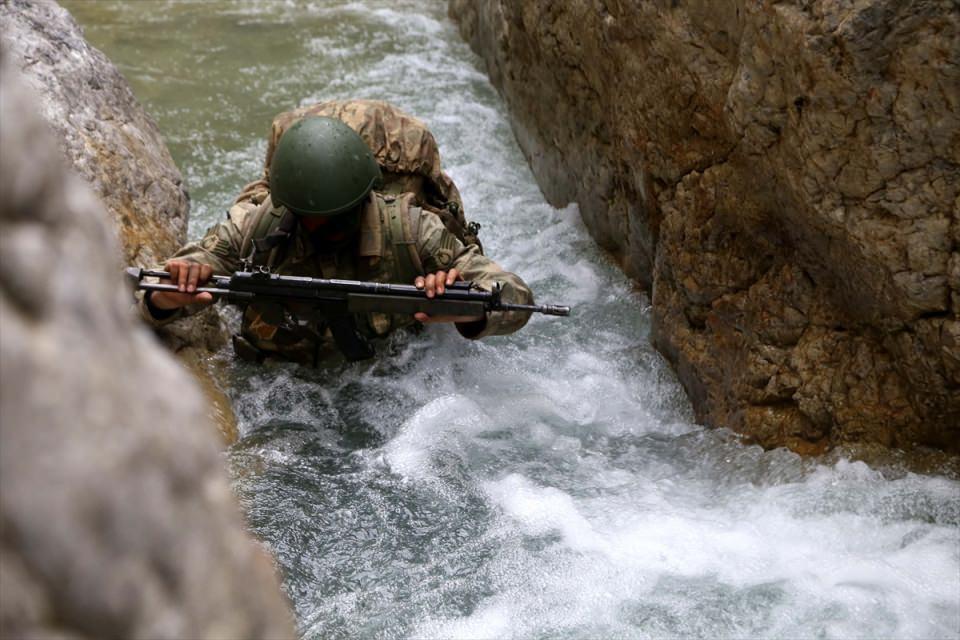 <p><strong>Düşman hatlarına sızdılar</strong></p>

<p>Tatbikatta, düşmanın lojistik üssündeki muhabere tesislerini yok etmek isteyen komandolar, dost bölgede maket arazi modelinde son hazırlıklarını tamamlayarak düşman hatlarına sızdı. </p>
