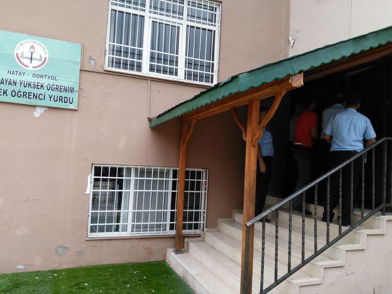 <p>Hatay Valiliğince kentteki bazı özel okul, etüt merkezi, yurt ve kurumlarda, kurumlara ait resmi evrakların yakılarak imha edildiği bilgisi üzerine, ilgili binalara giriş çıkışlar yasaklandı, buraların faaliyeti durduruldu.</p>
