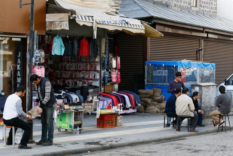 <p>3- Bireysel ve kültürel özgürlükler sağlanacak. Kamu kurumlarında ve eğitimde Kürtçe hizmet genişletilecek.</p>