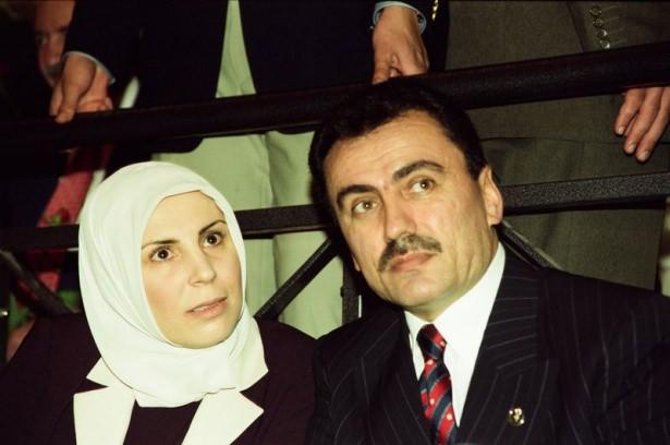 <p>BBP Genel Başkanı Muhsin Yazıcıoğlu ve eşi Gülefer Yazıcıoğlu, 2 Haziran 2002'de düzenlenen BBP 1. Olağanüstü Büyük Kongresi'nde.</p>

