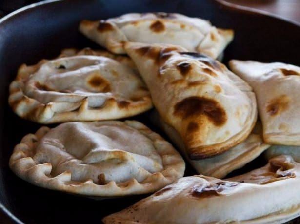 <p>Dana eti, soğan, deniz ürünü ile doldurulmuş hamurişi çeşidi olan Empanada (Şili)</p>